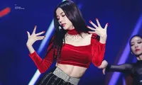 Muốn biết cơ bụng số 11 chuẩn của phái nữ trông thế nào, cứ nhìn Jisoo (BLACKPINK) là rõ