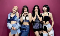 Netizen Hàn sửng sốt với màn cắt tan nát chiếc áo Dior 58 triệu của stylist cho Jisoo