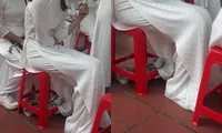 Nữ sinh mặc áo dài truyền thống dự lễ khai giảng, nhưng khi nhìn kĩ ai cũng phải trầm trồ