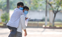 Nam sinh 10 năm cõng bạn đến trường: “Dù ĐH Y Hà Nội có đặc cách, mình cũng xin từ chối“
