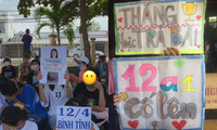 Hội “nhất quỷ nhì ma” in tấm bảng hình cô chủ nhiệm để “răn đe” trong trận đấu bóng chuyền