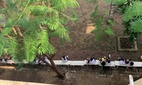 Nữ sinh ngồi trong sân trường gây sốt MXH: Tâm “bất dính” giữa dòng đời “vạn thính“