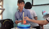 Phản ứng dễ thương của thầy giáo khi được teen tổ chức sinh nhật nhưng lại... nhầm ngày