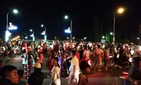 Người dân quá khích tập trung ở trước UBND tỉnh Bình Thuận.