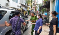 Lực lượng chức năng khám xét và bắt hai lãnh đạo của công ty.