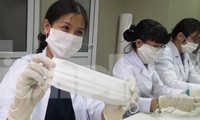 Nữ bác sĩ mang máy may từ nhà vào viện làm khẩu trang phòng Covid-19