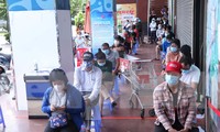 Hai ngày qua, nhiều người dân ở quận 3, TPHCM đã sử dụng tem phiếu do Mặt trận tổ quốc phường cấp để đi đến một số siêu thị trên địa bàn mua lương thực, thực phẩm trong điều kiện giãn cách xã hội để phòng chống dịch COVID-19. 