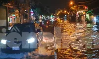 Đường phố TPHCM ngập nặng sau cơn mưa lớn 