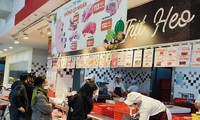 GIá thịt lợn siêu thi đang rẻ hơn chợ truyền thống thu hút người dân đến mua.