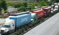 Nhiều xe vận tải ùn tắc ở cửa ngõ Hà Nội do chậm đăng ý "luồng xanh".