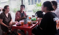 Cuối tuần, giới trẻ đổ về Hải Phòng ăn &apos;food tour&apos;