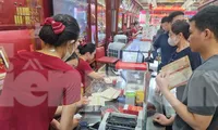 Giá vàng như ‘lên đồng’, có tiền cũng không mua được 