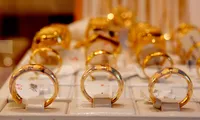 Giá vàng nhẫn tiếp đà giảm, SJC neo cao