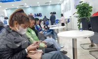 Nhiều người dân xác thực sinh trắc học tại phòng giao dịch trước 'giờ G'