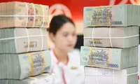 Tiền gửi vào ngân hàng bất ngờ sụt giảm