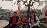 Hai tình nguyện viên trông giúp cháu nhỏ để bố mẹ các cháu hiến máu