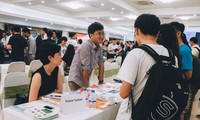 Học sinh và phụ huynh nghe tư vấn du học trong một buổi hội thảo