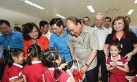 Thủ tướng vào khu trọ thăm đời sống công nhân