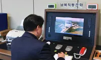 Một quan chức Hàn Quốc kiểm tra đường dây nóng để nói chuyện với phía Triều Tiên tại làng Bàn Môn Điếm ở Paju (Hàn Quốc) hôm nay, 3/1. Ảnh: AP