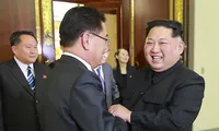 Chủ tịch Triều Tiên Kim Jong-un bắt tay ông Chung Eui-yong - trưởng phái đoàn Hàn Quốc. Ảnh: Yonhap