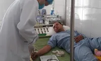 Bác sĩ đang kiểm tra sức khỏe của bệnh nhân Nguyễn Văn Dầu - đang được điều trị tại Bệnh viện đa khoa huyện Tĩnh Gia