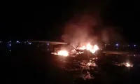 Xác tiêm kích Su-30MKI bốc cháy giữa cánh đồng. Ảnh: Twitter