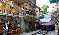 Theo các chuyên gia, tai nạn có thể xảy ra bất cứ lúc nào ở những tụ điểm cà phê đường tàu. Ảnh: Việt Hùng.