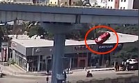 Xe hơi &apos;từ trên trời&apos; rơi trúng điểm chờ xe buýt, một phụ nữ chết oan