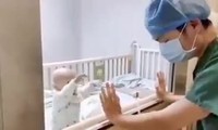 Người cha không giấu nổi nước mắt khi con trai giơ tay đòi bế. 
