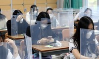 Biện pháp phòng dịch COVID-19 tại một trường học ở Hàn Quốc, khi các học sinh cấp 3 bắt đầu quay trở lại trường. Ảnh: Yonhap