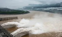 Ba cửa xả lũ dưới của đập Tam Hiệp xả nước. Ảnh: CGTN