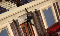 Những hình ảnh gây sốc từ cuộc bạo loạn đầu tiên sau 200 năm ở Điện Capitol