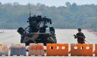 Quân đội canh gác trước lối vào tòa nhà Quốc hội Myanmar. Ảnh: RTE