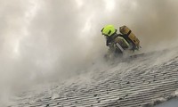 Khói bốc lên nghi ngút từ trung tâm tiêm chủng. 