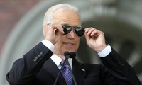 Tổng thống Mỹ Joe Biden vốn rất ưa thích các cặp kính phi công. Ảnh: AP