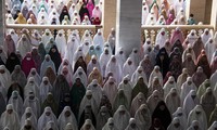 Người dân làm lễ ở Lhokseumawe, Aceh (Indonesia). Ảnh: AP