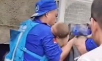 Bé gái bốn tháng tuổi được cứu từ đống đổ nát. Ảnh chụp màn hình