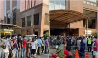 Cảnh hỗn loạn bên ngoài điểm tiêm chủng ở khách sạn Rumah Prihatin Grand Seasons (Kuala Lumpur). Ảnh chụp màn hình
