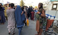 Tay súng Taliban đứng gác bên ngoài sân bay Kabul. Ảnh: Reuters