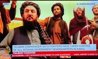 Các tay súng Taliban trong Dinh Tổng thống ở thủ đô Kabul. Ảnh: Al Jazeera