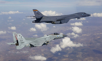 F-15 Israel hộ tống máy bay ném bom B-1B Mỹ. Ảnh: Twitter