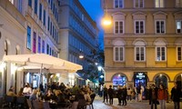 Một nhà hàng ngoài trời ở Vienna (Áo). Ảnh: Reuters