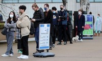 Người dân xếp hàng tiêm vắc xin ở London (Anh). Ảnh: Reuters