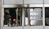 Đám cháy bùng phát ở tầng 4 một toà nhà trung tâm thành phố Osaka. Ảnh: Reuters