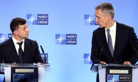 Tổng thư ký NATO Jens Stoltenberg và Tổng thống Ukraine Volodymyr Zelensky họp báo chung sau cuộc gặp hôm 16/12. Ảnh: Ruptly