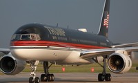 Chuyên cơ của ông Donald Trump va trúng máy bay khác