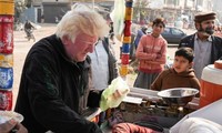 Cụ ông bán cháo sữa ở Pakistan gây chú ý vì vẻ ngoài giống ông Donald Trump