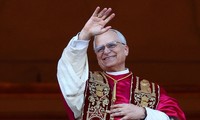 Giáo hoàng Leo XIV vẫy tay từ Vương cung thánh đường Thánh Peter trước hàng chục nghìn người. Ảnh: Reuters.