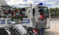 Hàng trăm người dân Quảng Ngãi đi xe máy, xe ô tô cá nhân từ các tỉnh phía Nam về quê để tránh dịch.