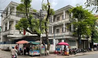 Trụ sở Công ty xổ số kiến thiết trên đường Phan Đình Phùng, TP Quảng Ngãi khóa chặt cửa nhiều năm qua. 